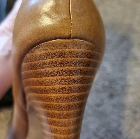 Colin Stuart Butterscotch knee-high heel faux leather boots. 9B - Picture 9 of 15